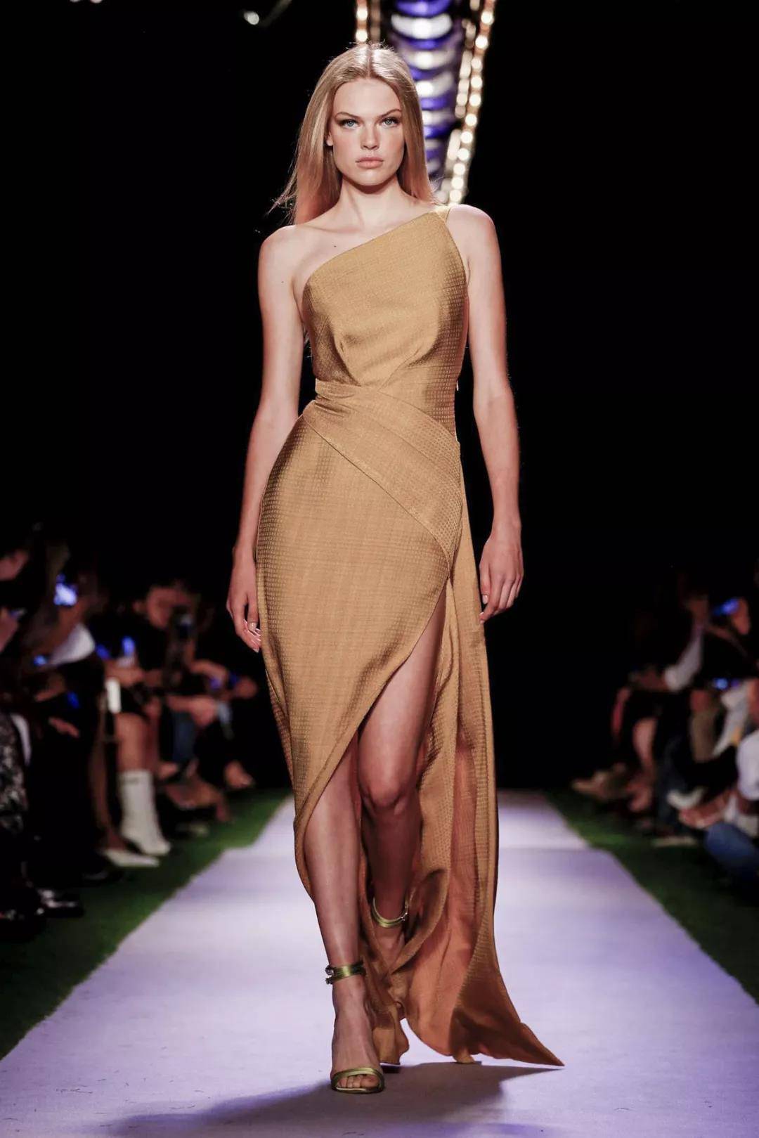 极高的开叉鲜艳的色彩飘逸的薄纱2020春夏纽约时装周流行趋势