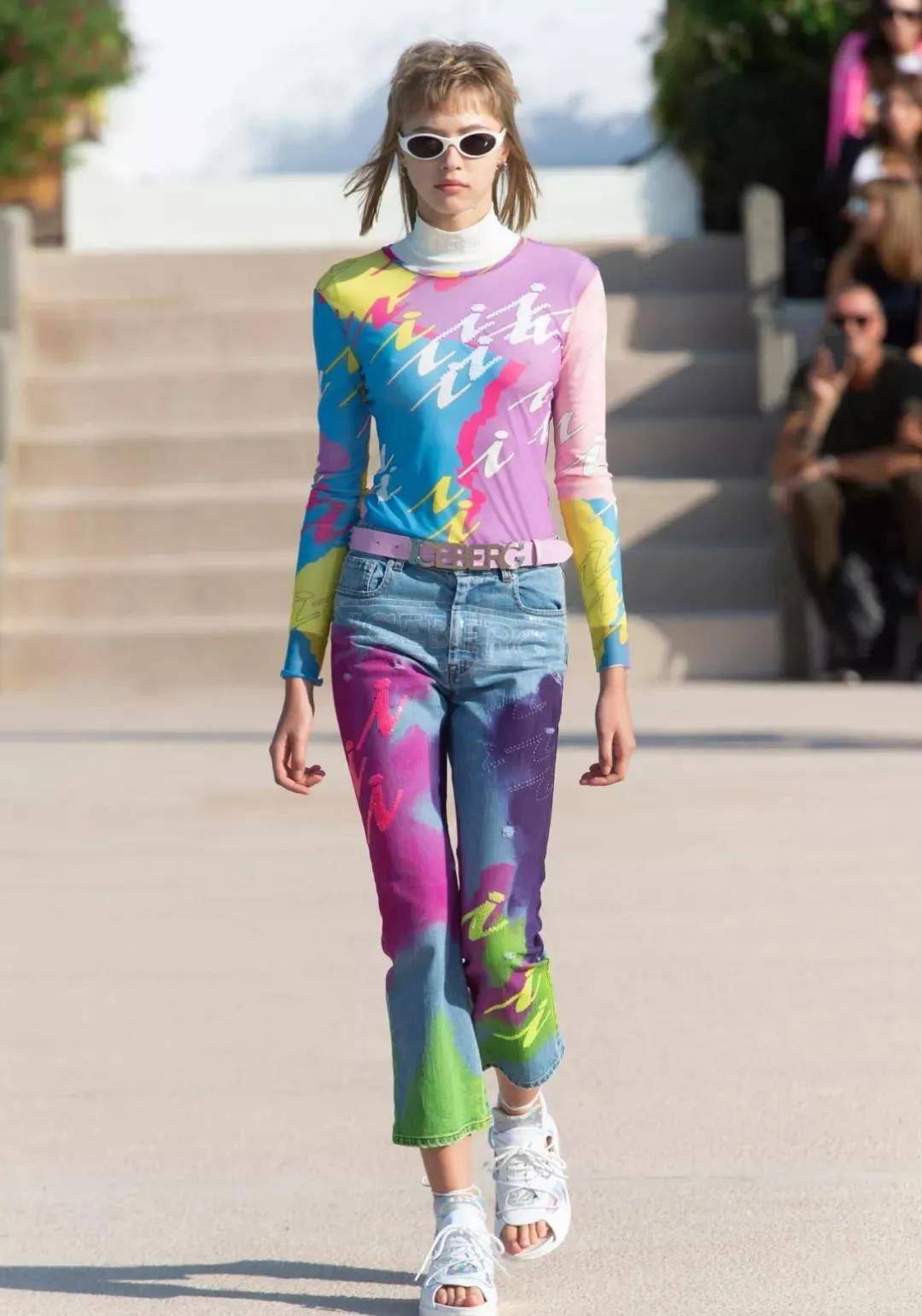 2021春夏中国女装运动风单品轻薄风衣流行趋势