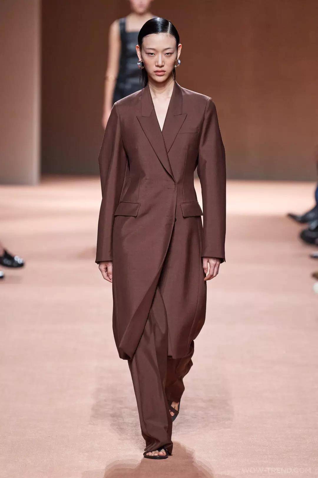 作为明度较低的大地色,玫瑰布朗较上季咖色偏红一点,此季的职业装注入